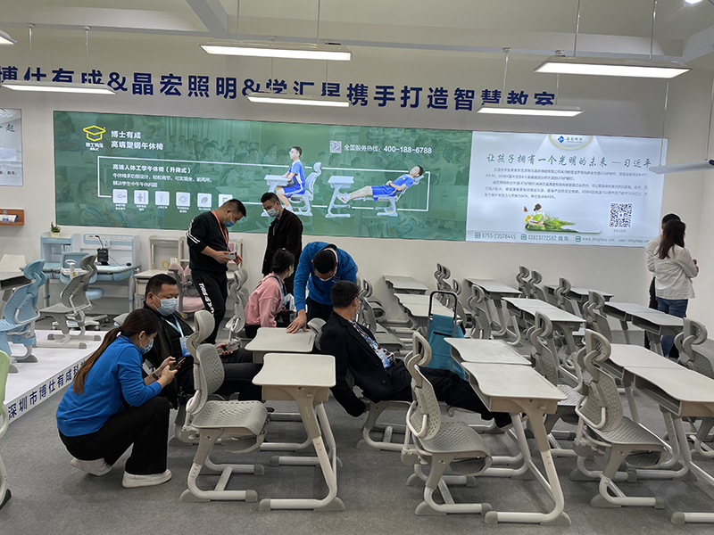 為嘉賓科普新型雙用午休課桌椅