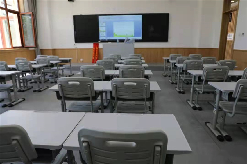 博仕有成課桌椅進駐唐山西那母君華小學(xué)(圖4) 博仕有成課桌椅進駐唐山西那母君華小學(xué)(圖4)