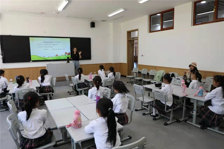 博仕有成課桌椅進駐唐山西那母君華小學(xué)(圖5) 博仕有成課桌椅進駐唐山西那母君華小學(xué)(圖5)