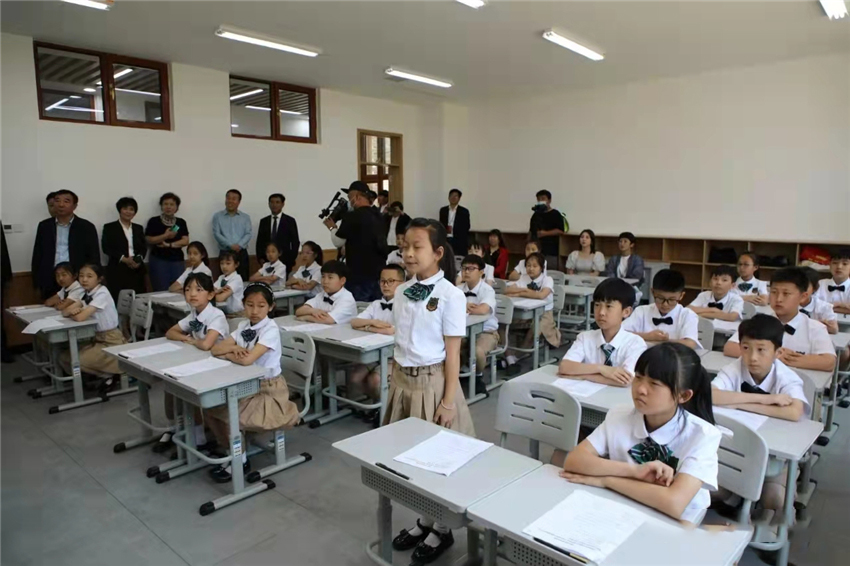 博仕有成課桌椅進駐唐山西那母君華小學(xué)(圖6) 博仕有成課桌椅進駐唐山西那母君華小學(xué)(圖6)