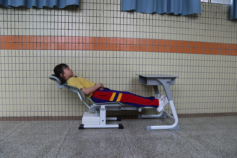 博仕有成午休課桌椅進(jìn)駐東莞市金鳳凰小學(xué)(圖5)