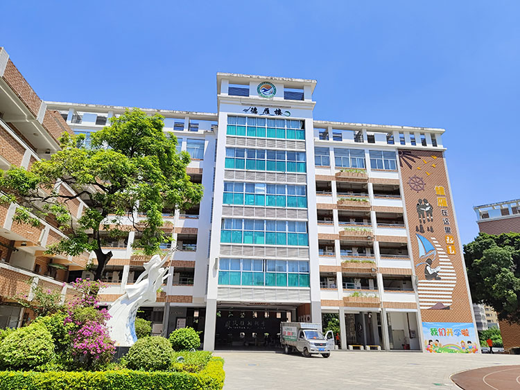 博恩午休課桌椅進(jìn)駐雁田小學(xué)