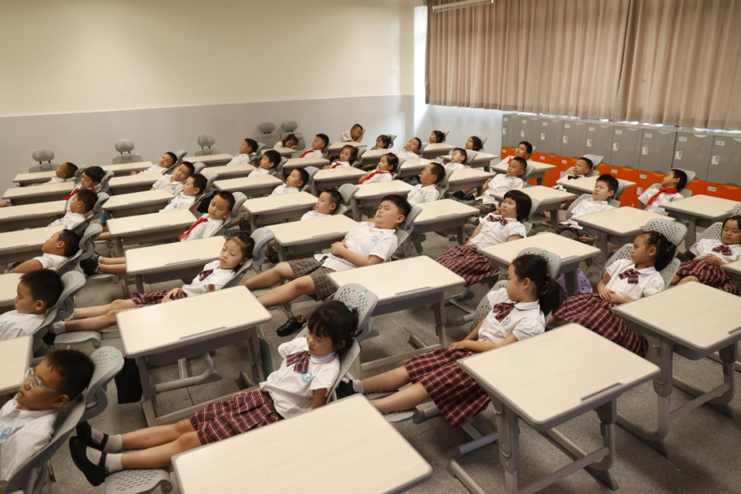 喜提“午休神器”！這所學(xué)校用一把椅子解決學(xué)生午休難題