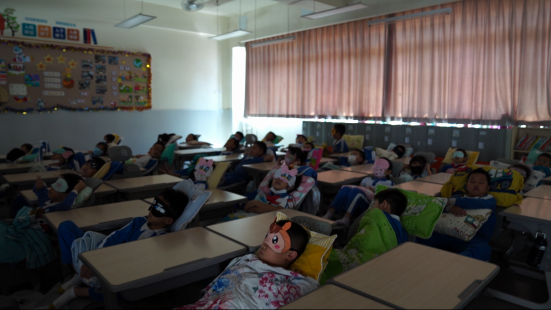 喜提“午休神器”！這所學(xué)校用一把椅子解決學(xué)生午休難題(圖5)